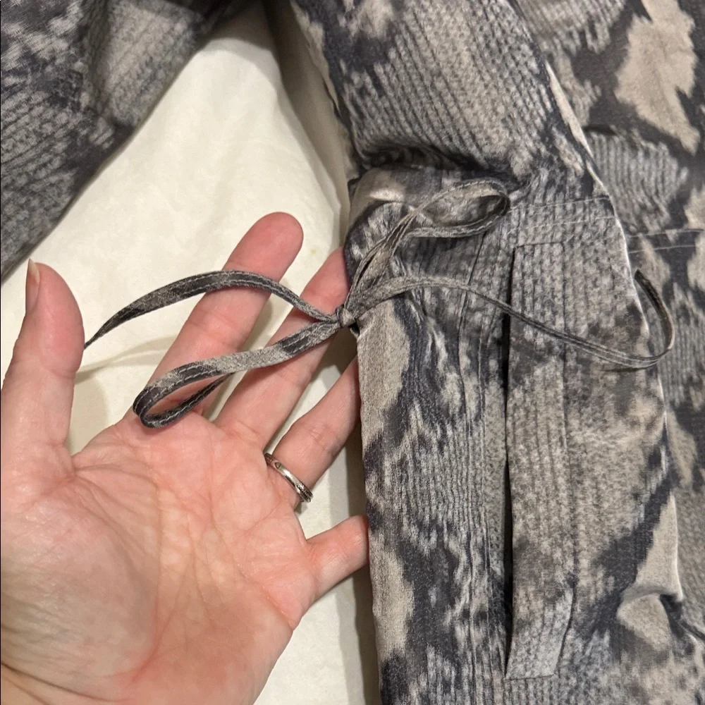 St. John Yellow Tag XL Gray Snake Print Lightweight Jacket - Picture 8 of 9